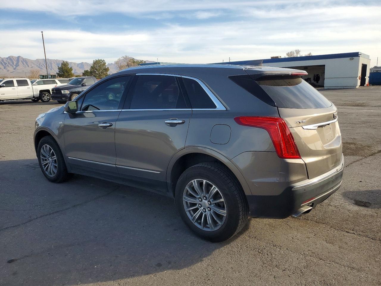 2018 CADILLAC XT5 LUXURY photo 2