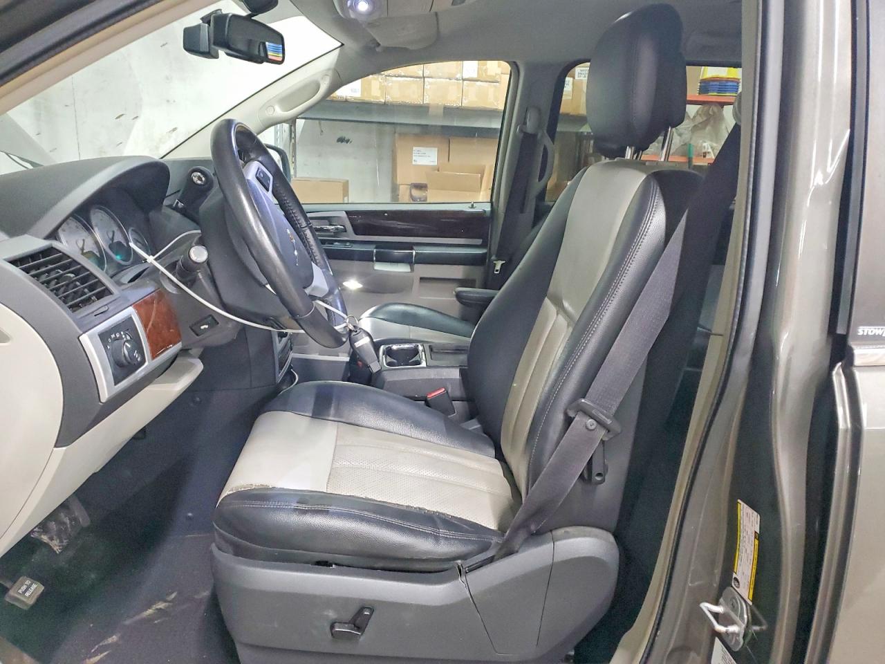 2010 CHRYSLER TOWN & COUNTRY TOURING PLUS photo 25