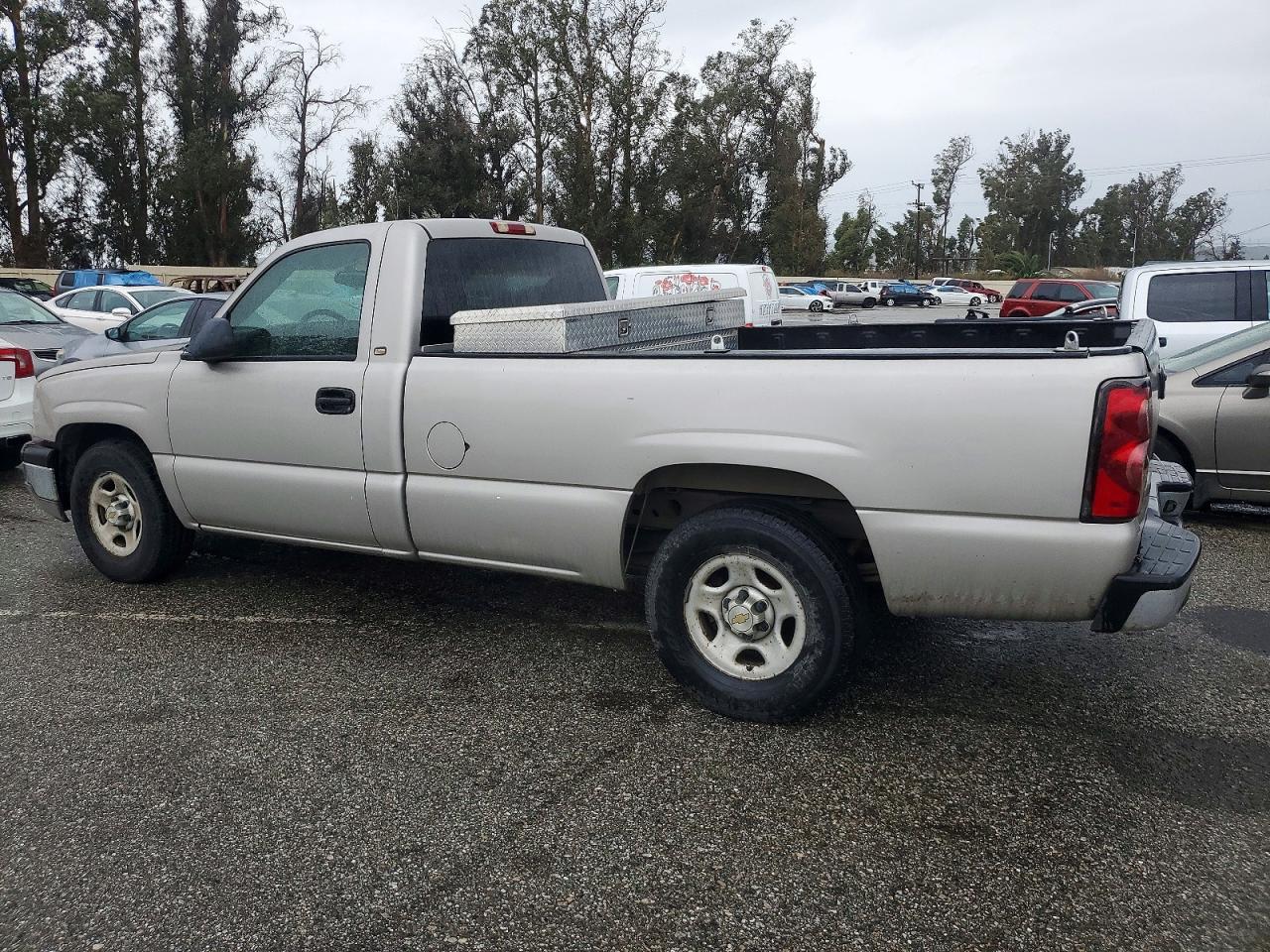 2004 CHEVROLET SILVERADO C1500 photo 2