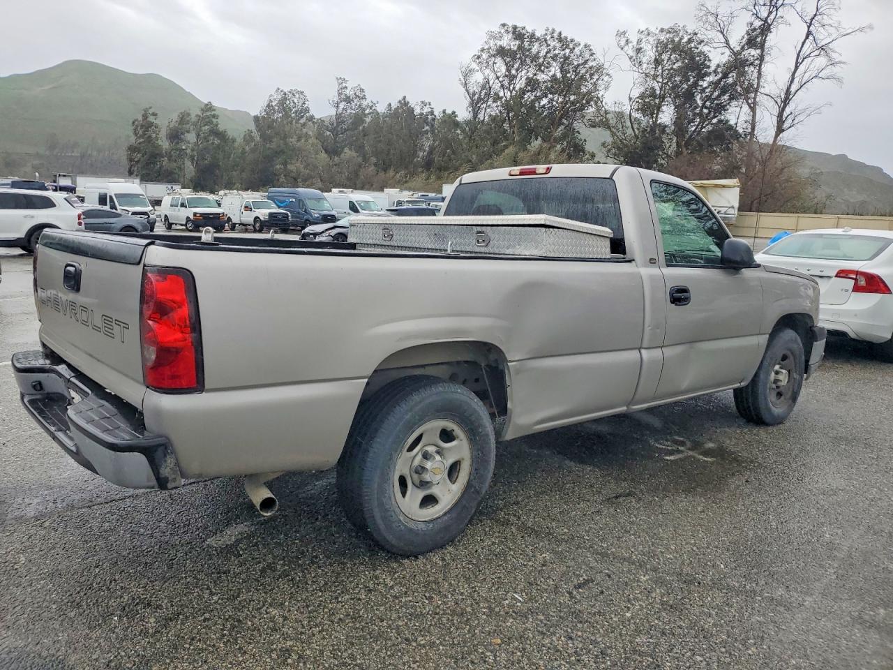 2004 CHEVROLET SILVERADO C1500 photo 3