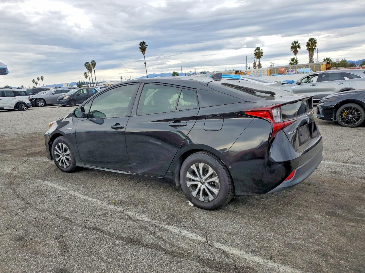 2019 TOYOTA PRIUS LE photo 3