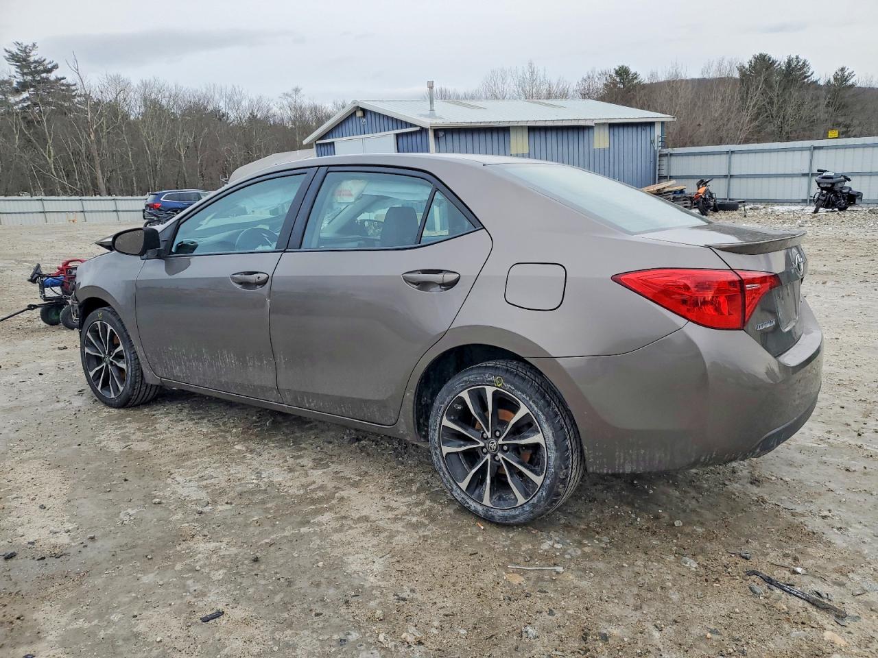 2018 TOYOTA COROLLA L photo 2
