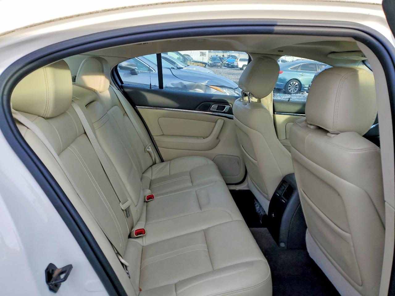 2013 LINCOLN MKS photo 19