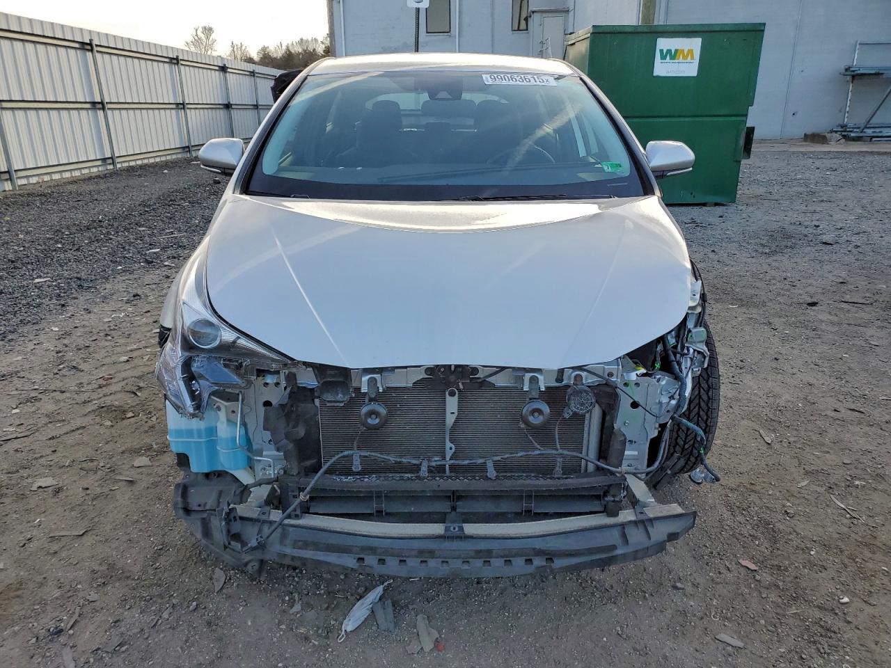 2017 TOYOTA PRIUS photo 5