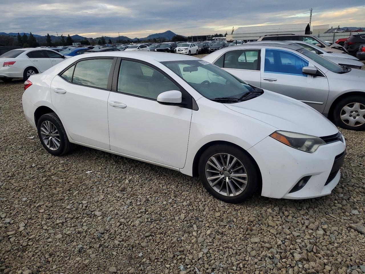 2015 TOYOTA COROLLA L photo 4
