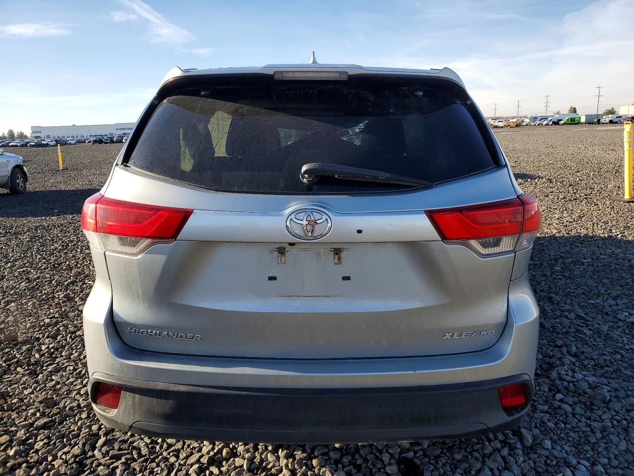 2017 TOYOTA HIGHLANDER SE photo 6