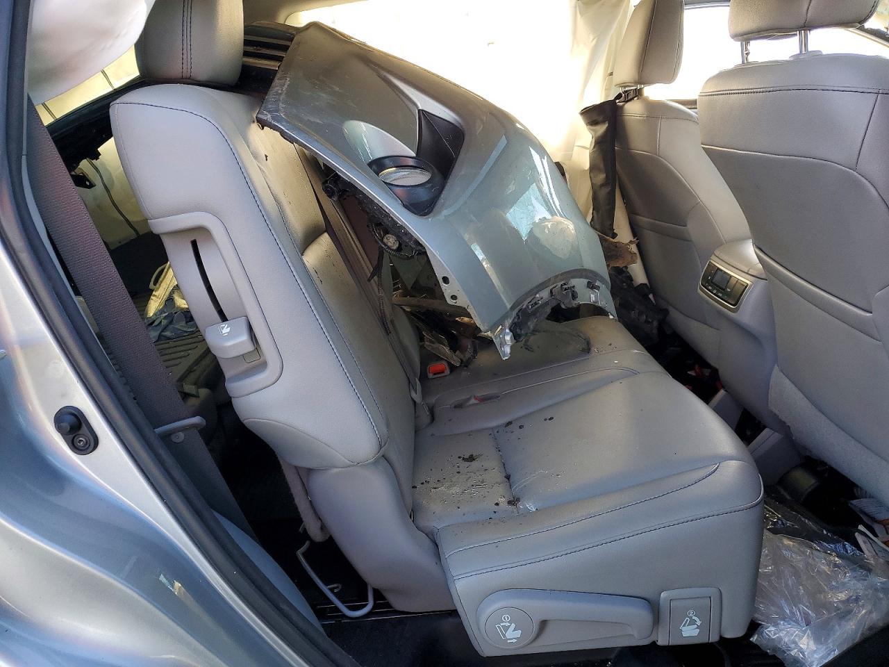 2017 TOYOTA HIGHLANDER SE photo 11