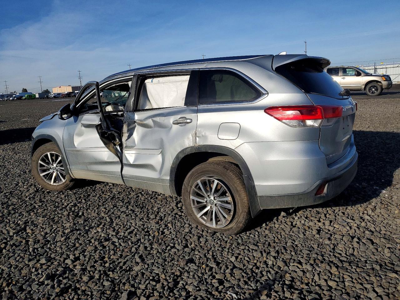 2017 TOYOTA HIGHLANDER SE photo 2