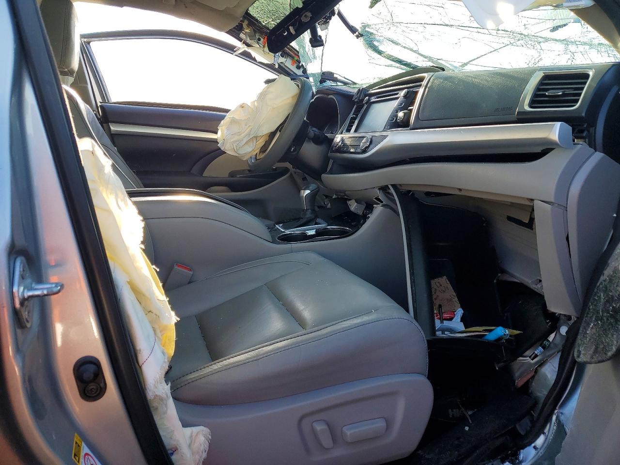 2017 TOYOTA HIGHLANDER SE photo 7