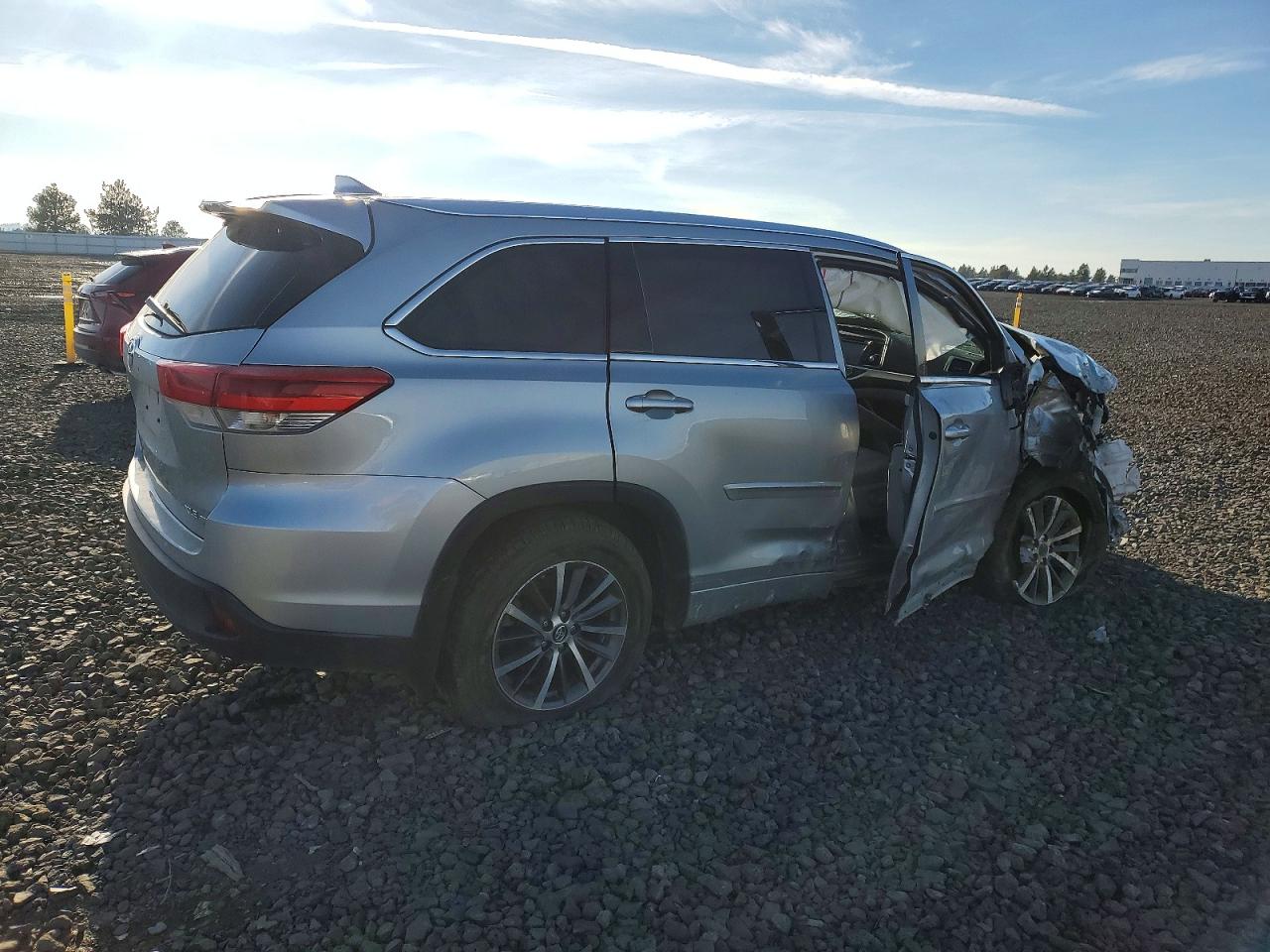2017 TOYOTA HIGHLANDER SE photo 3