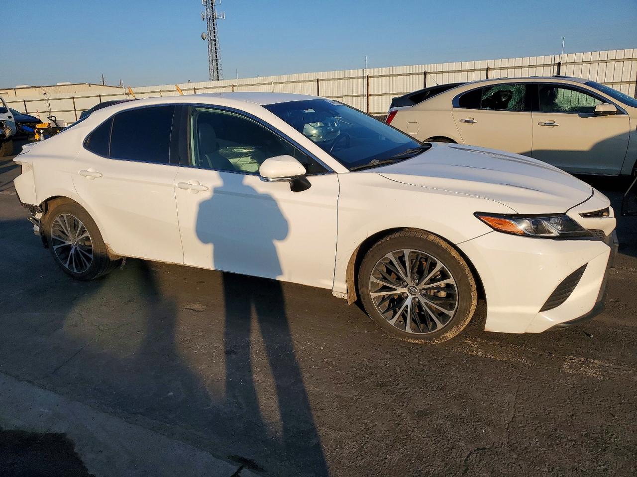 2019 TOYOTA CAMRY photo 4