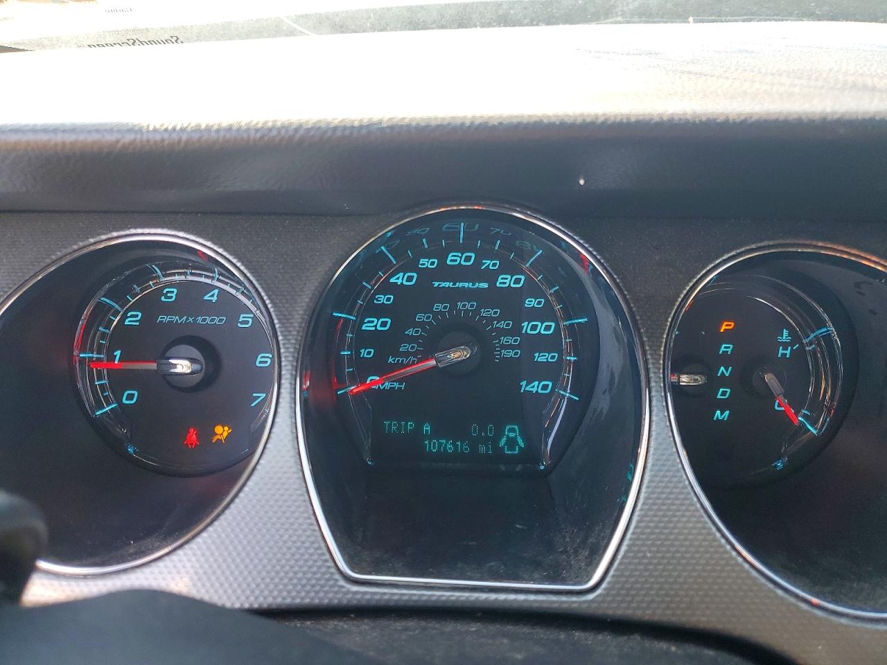 2010 FORD TAURUS SEL photo 17