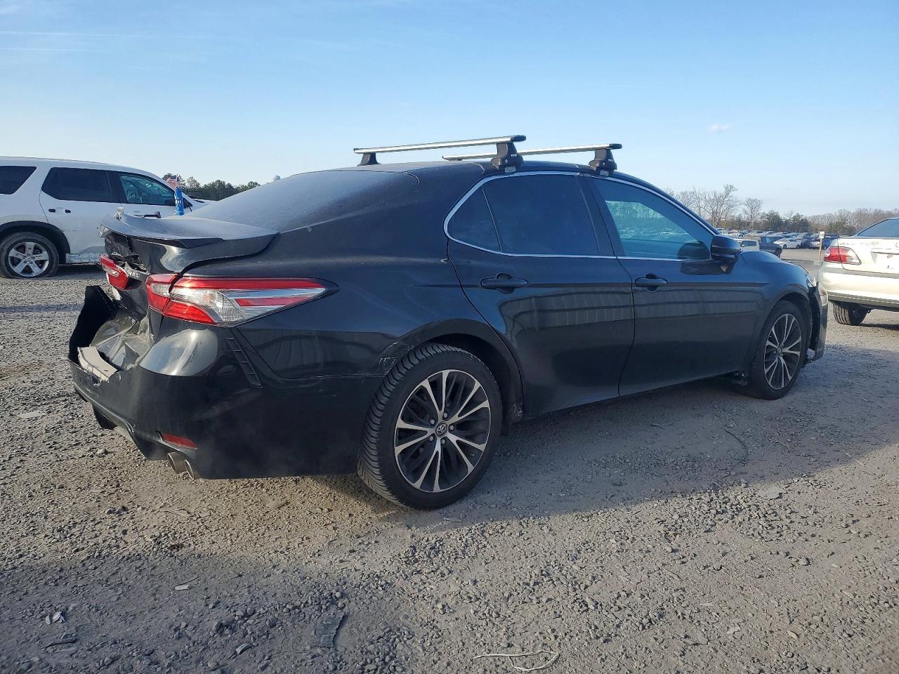2018 TOYOTA CAMRY L photo 3