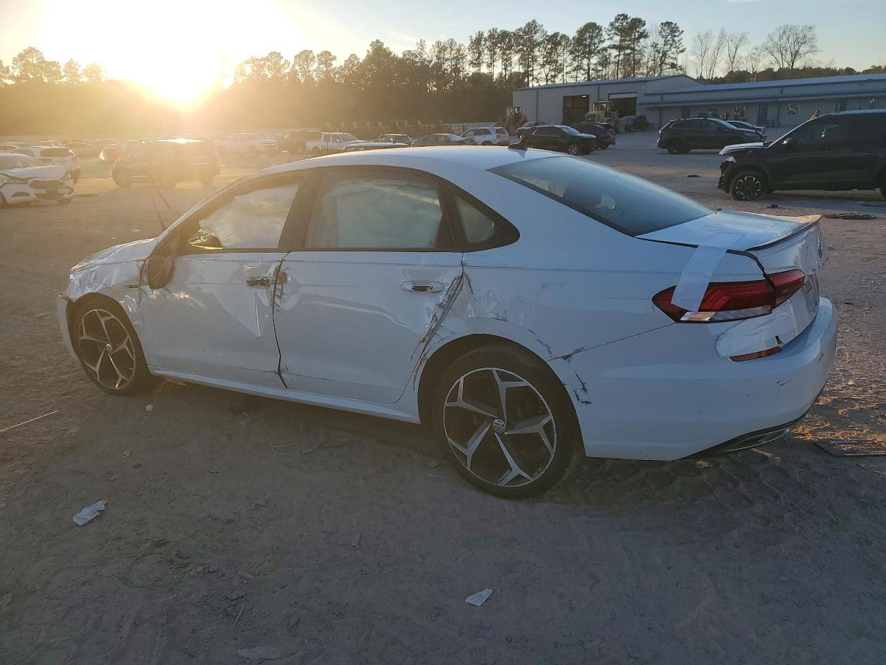 2020 VOLKSWAGEN PASSAT R-LINE photo 2