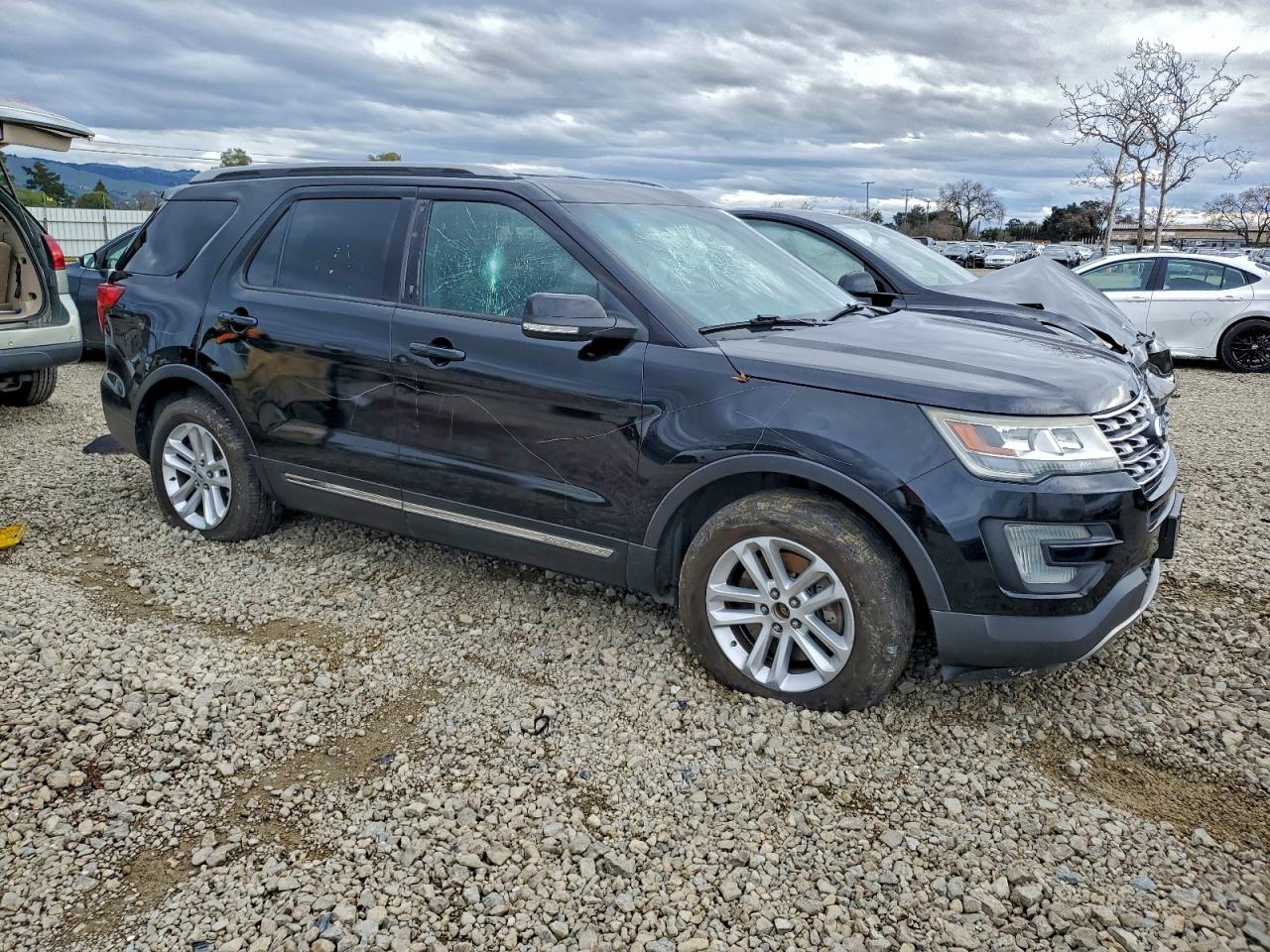 2017 FORD EXPLORER XLT photo 4