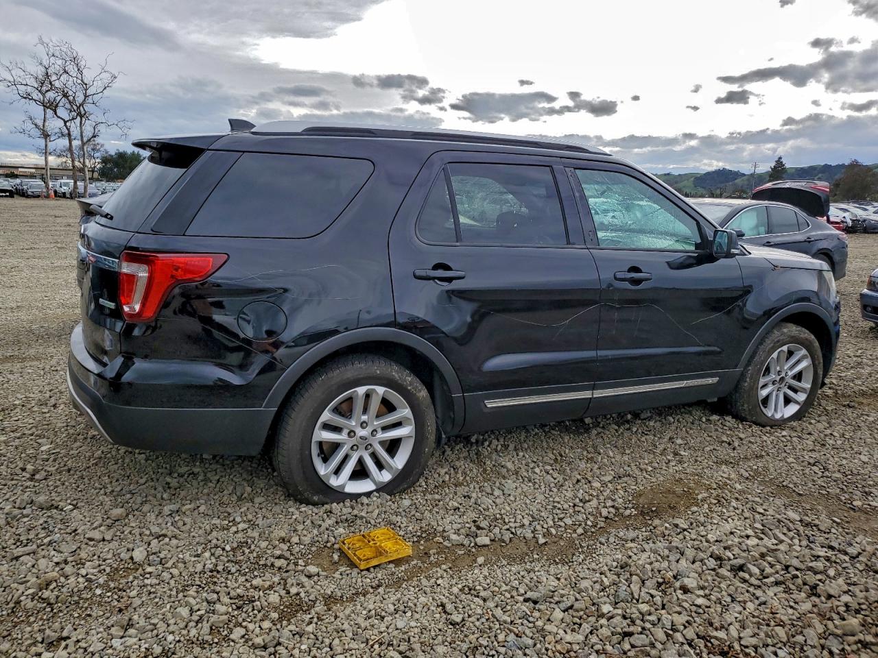 2017 FORD EXPLORER XLT photo 3