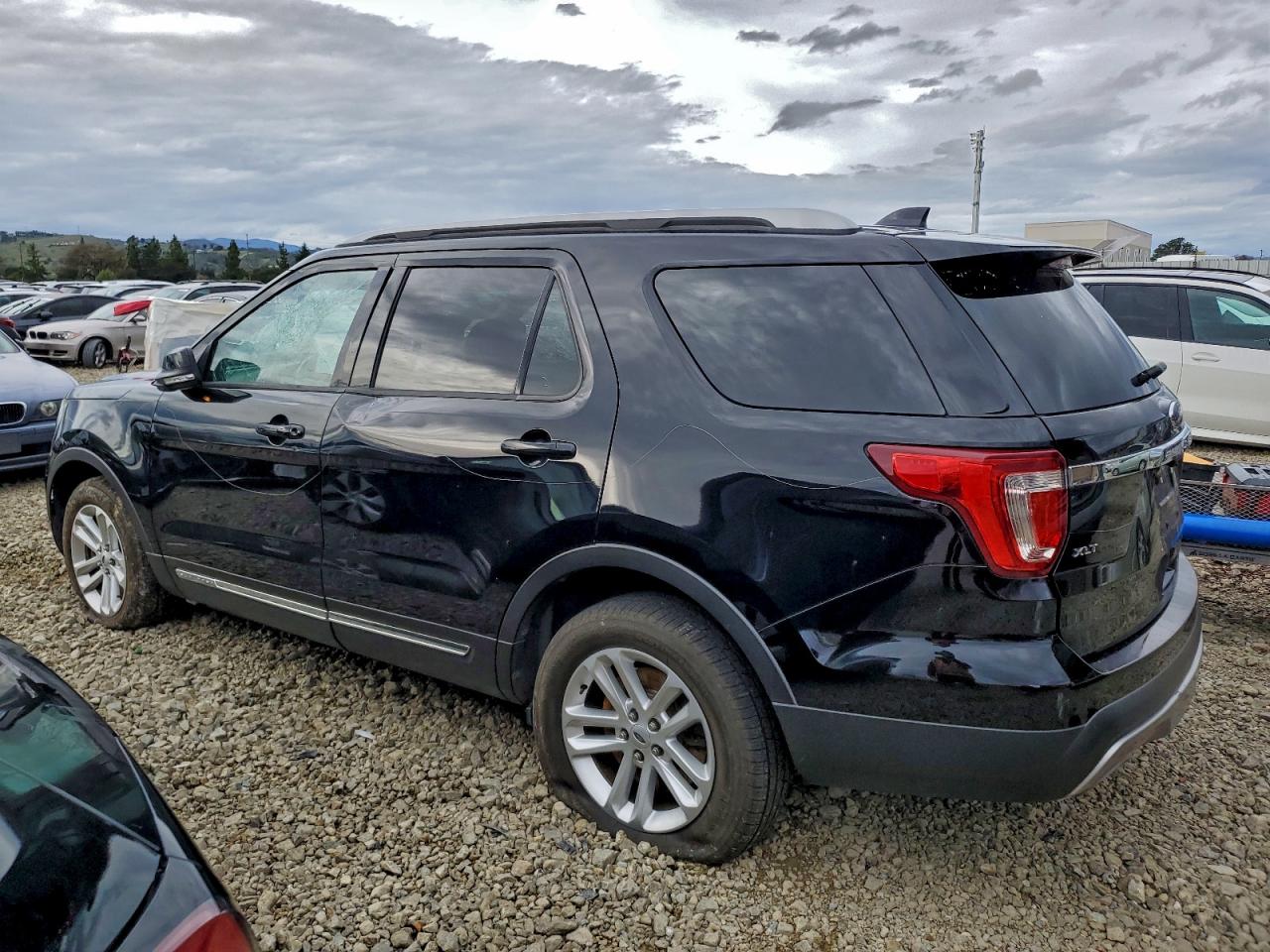 2017 FORD EXPLORER XLT photo 2