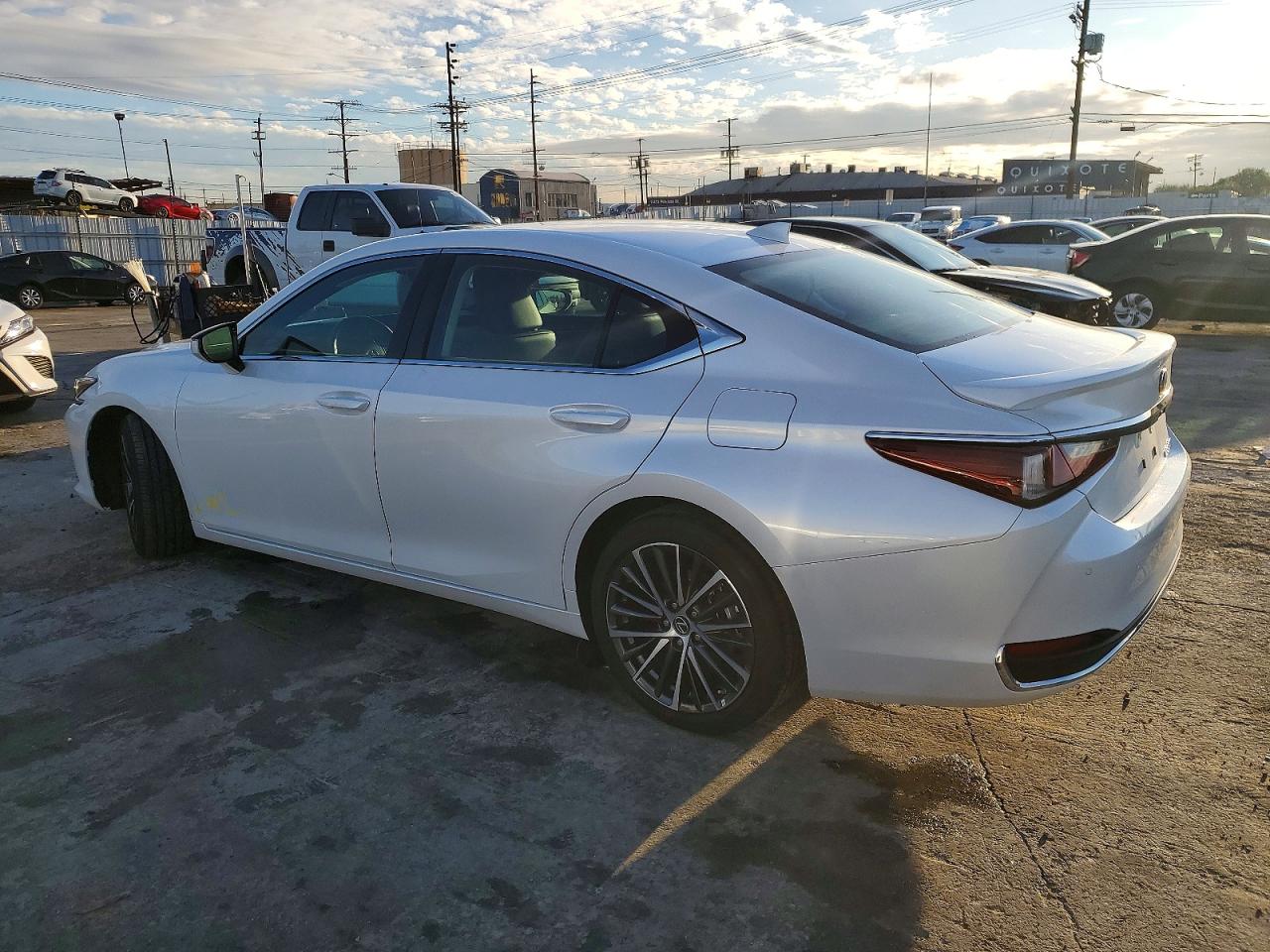 2025 LEXUS ES 300H BASE photo 3