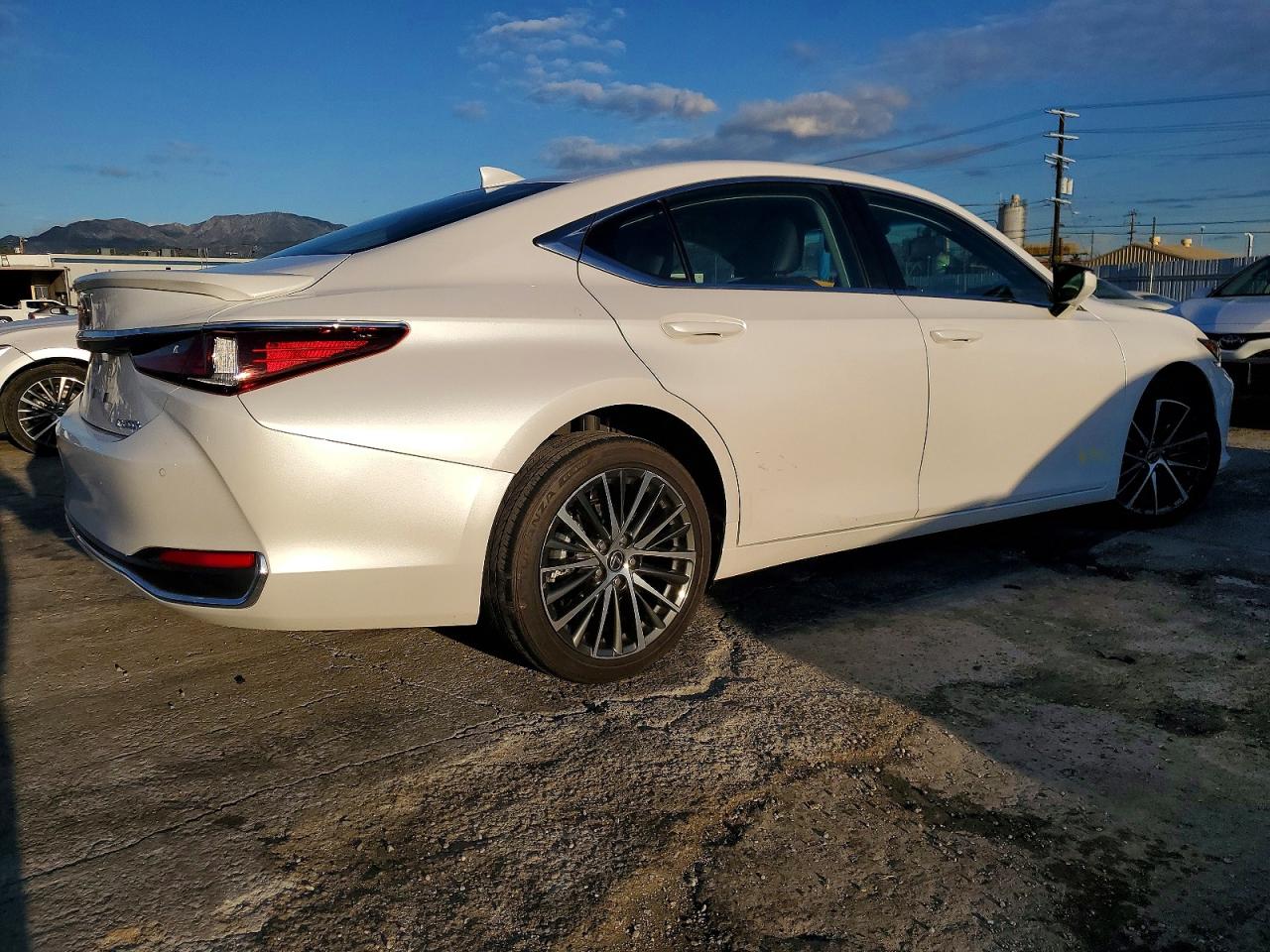 2025 LEXUS ES 300H BASE photo 5
