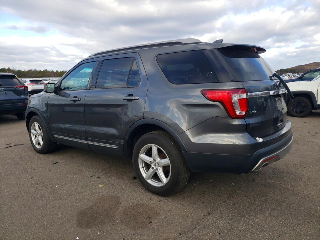 2017 FORD EXPLORER XLT photo 2
