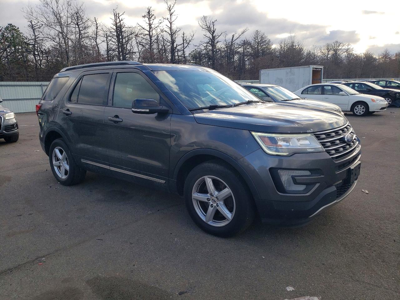 2017 FORD EXPLORER XLT photo 4