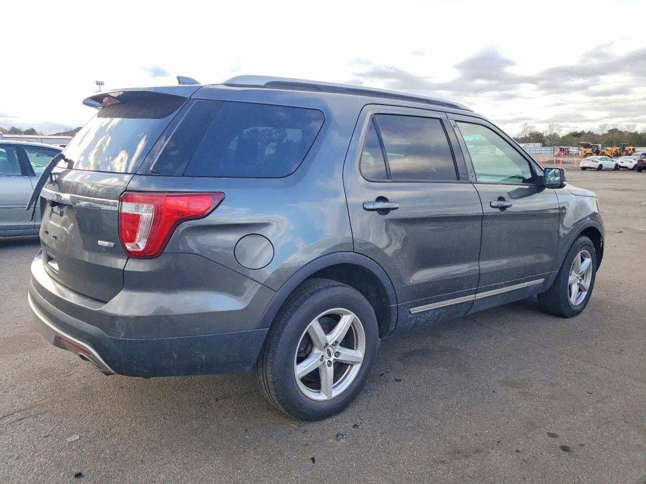 2017 FORD EXPLORER XLT photo 3