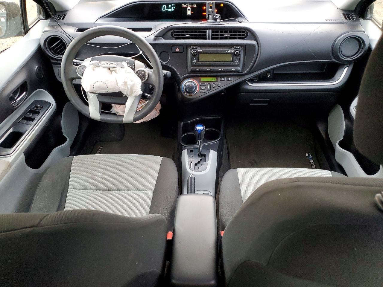 2014 TOYOTA PRIUS C photo 8