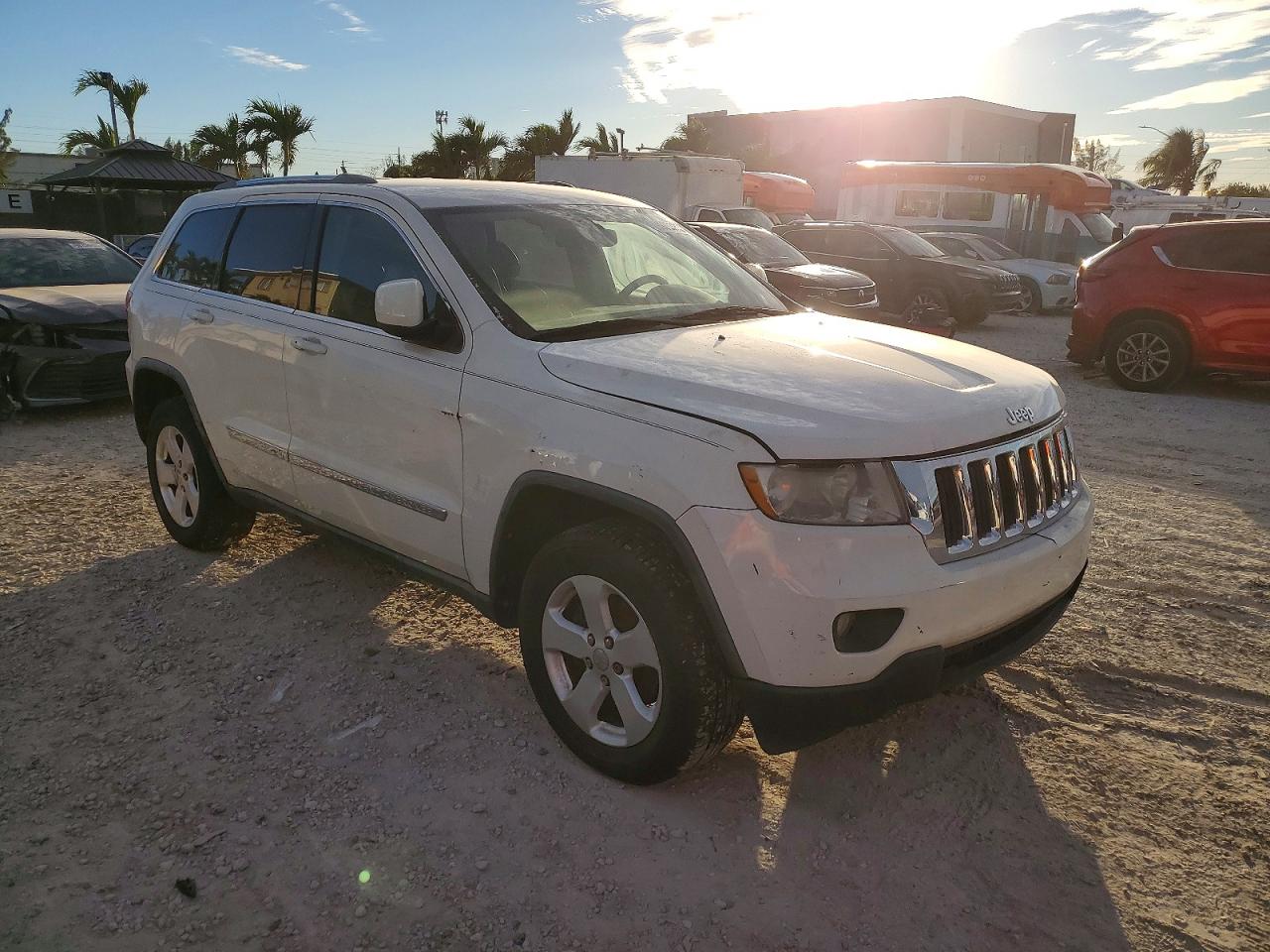 2011 JEEP GRAND CHEROKEE LAREDO photo 4