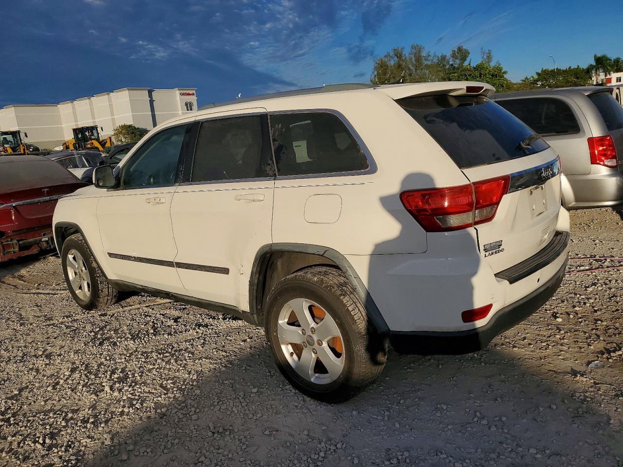 2011 JEEP GRAND CHEROKEE LAREDO photo 2