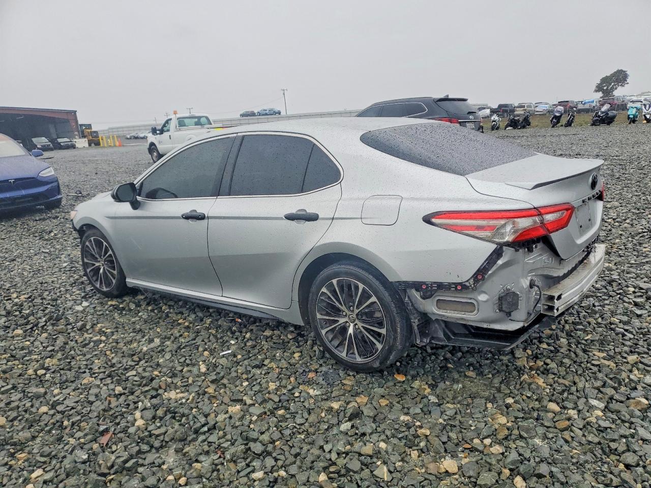 2018 TOYOTA CAMRY L photo 3