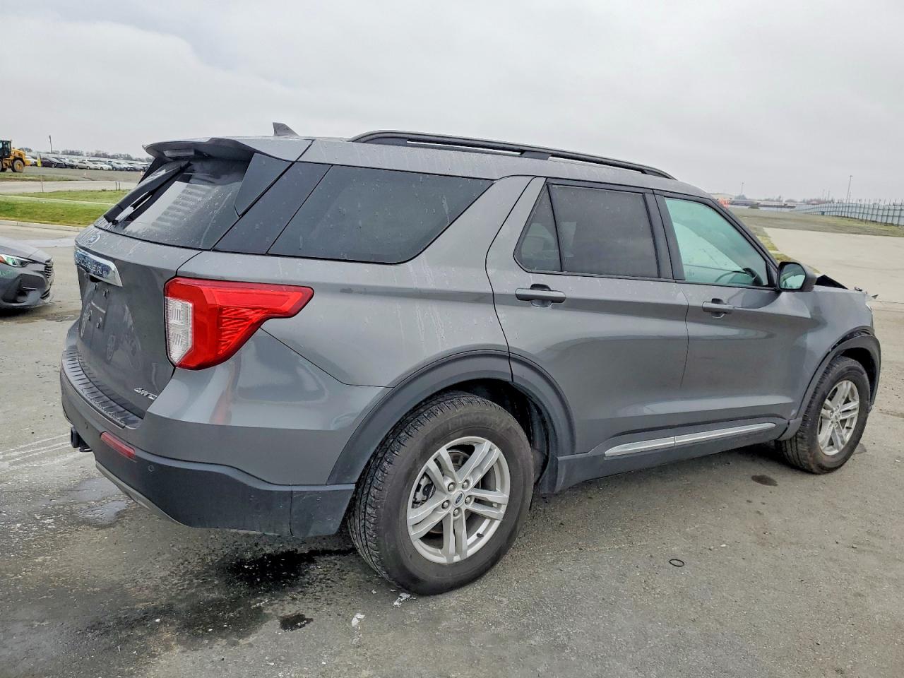 2024 FORD EXPLORER XLT photo 3