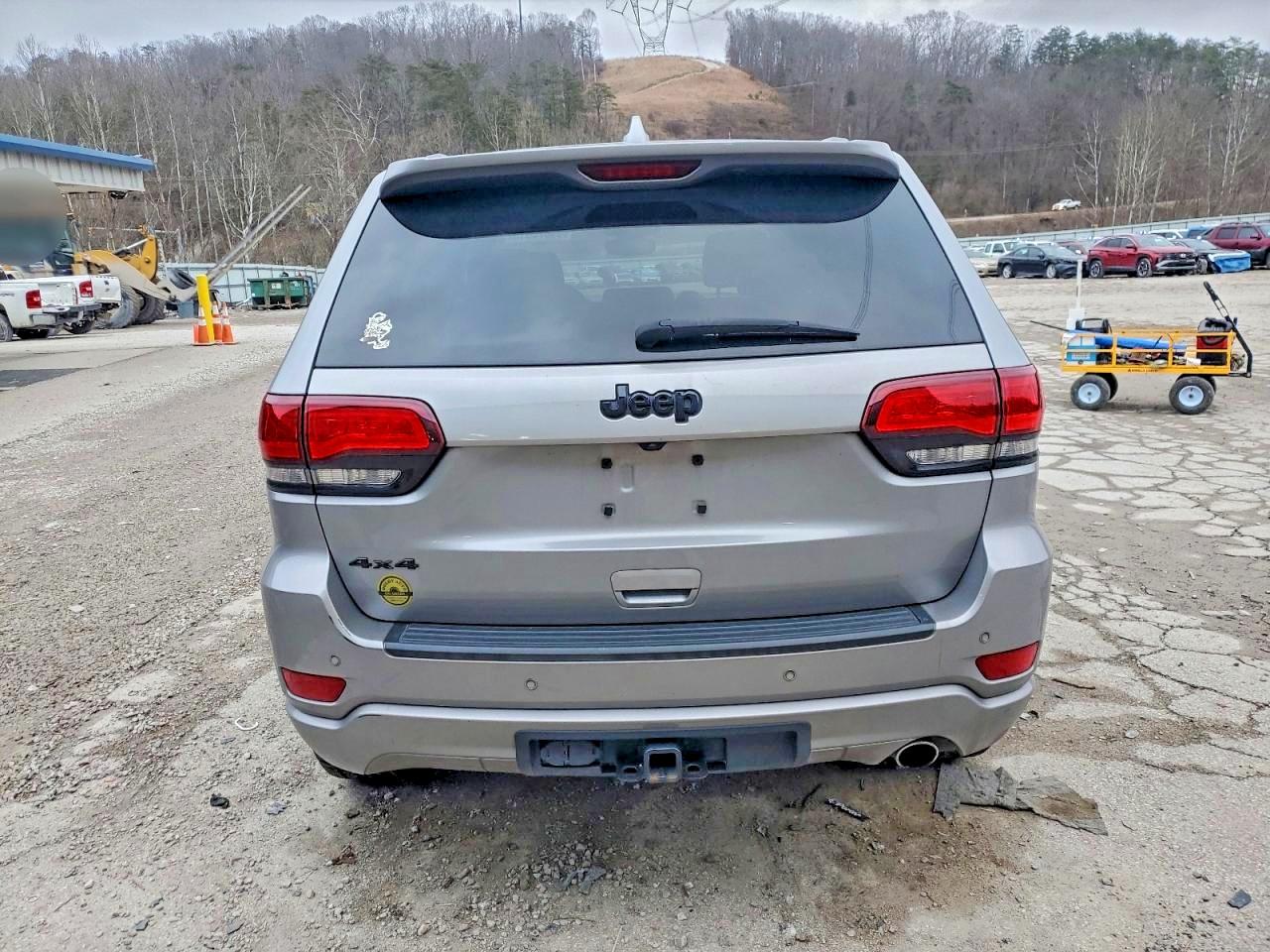 2020 JEEP GRAND CHEROKEE LAREDO photo 6