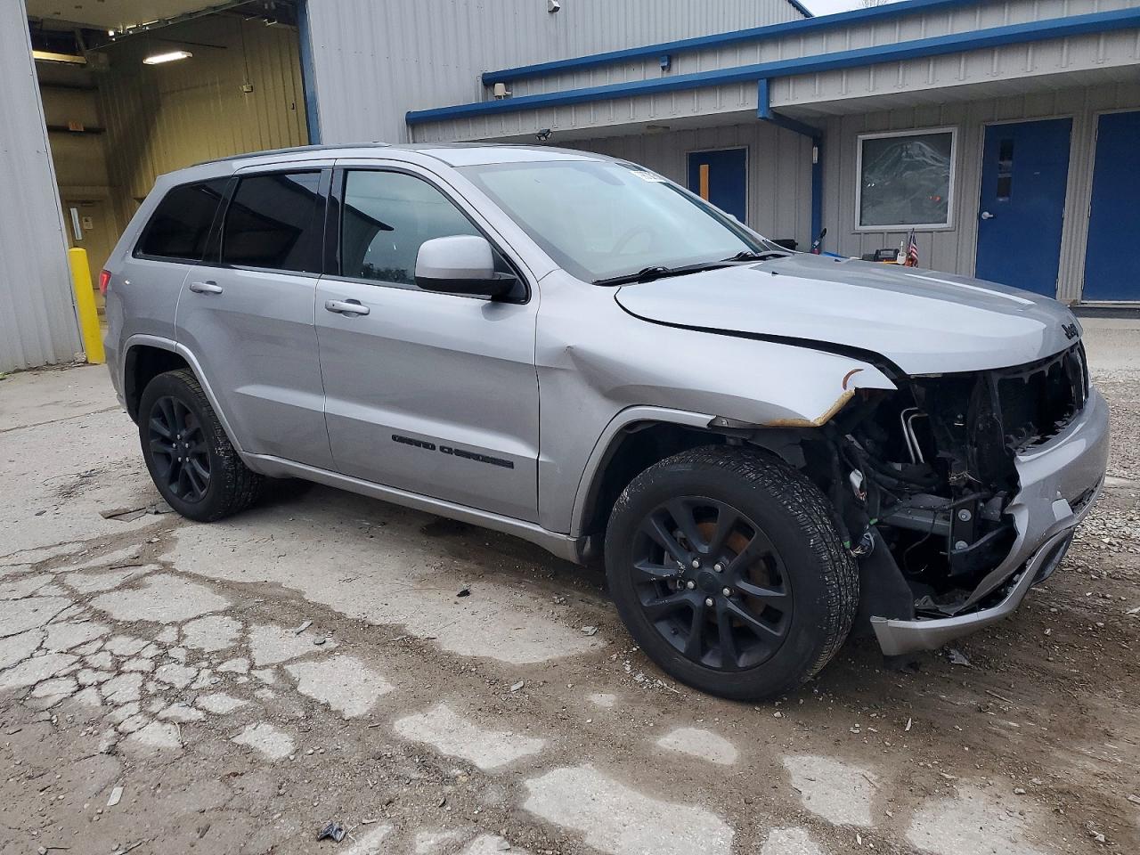 2020 JEEP GRAND CHEROKEE LAREDO photo 4
