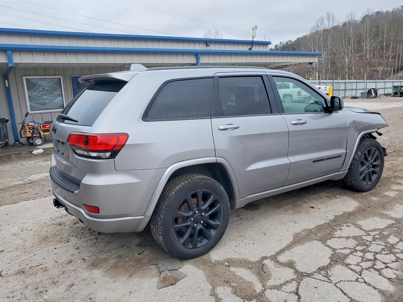 2020 JEEP GRAND CHEROKEE LAREDO photo 3