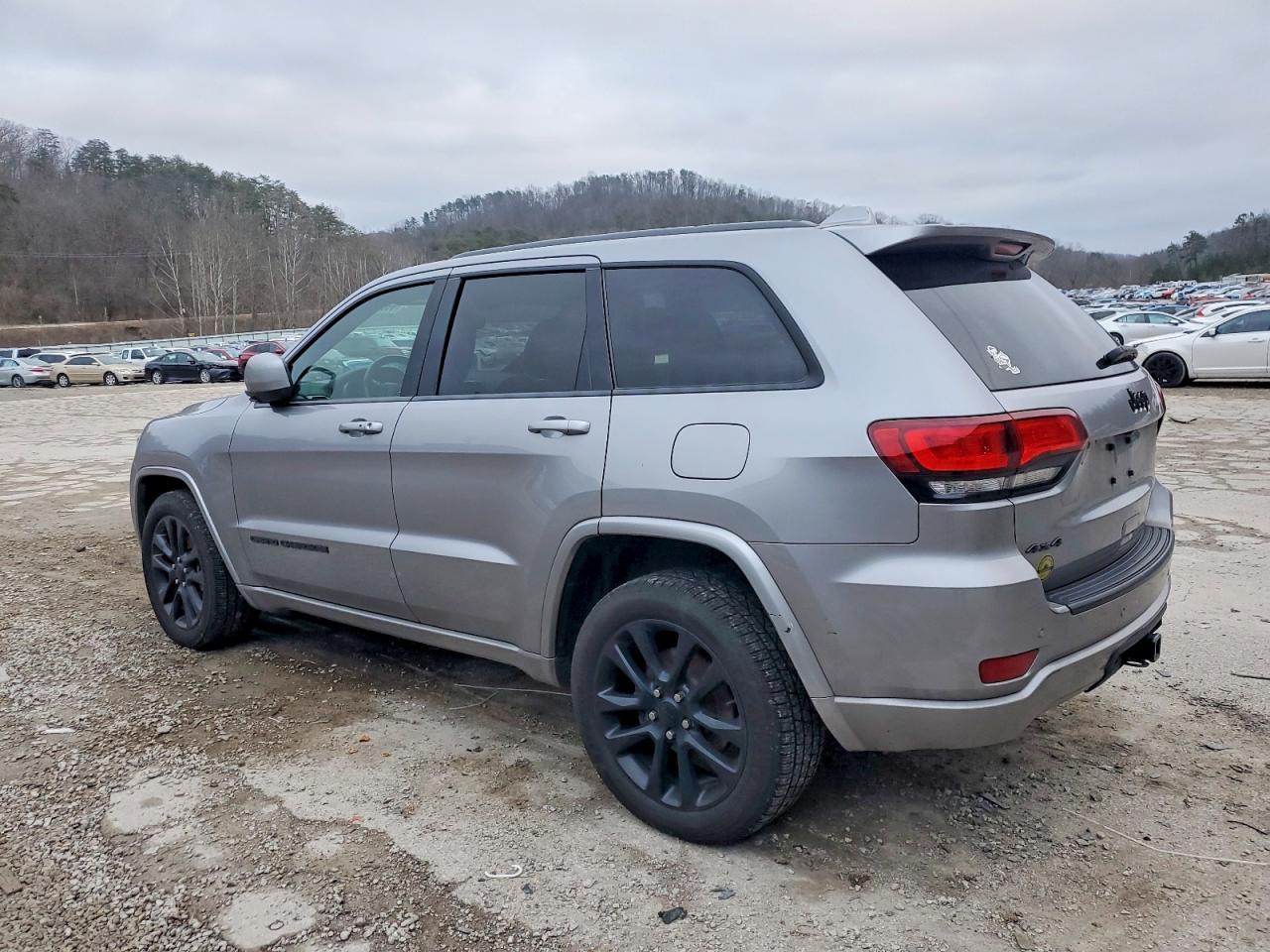 2020 JEEP GRAND CHEROKEE LAREDO photo 2