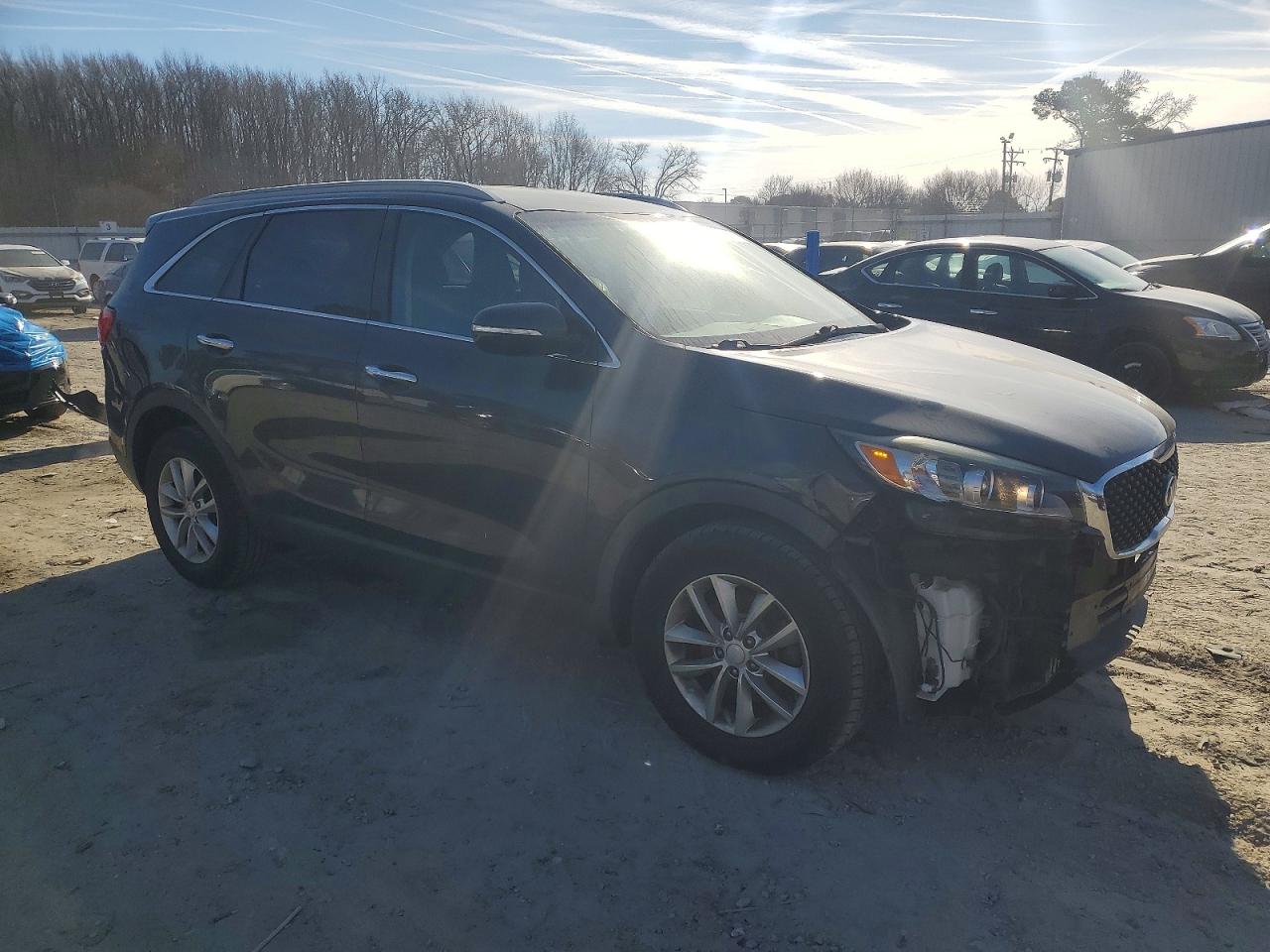 2017 KIA SORENTO LX photo 4