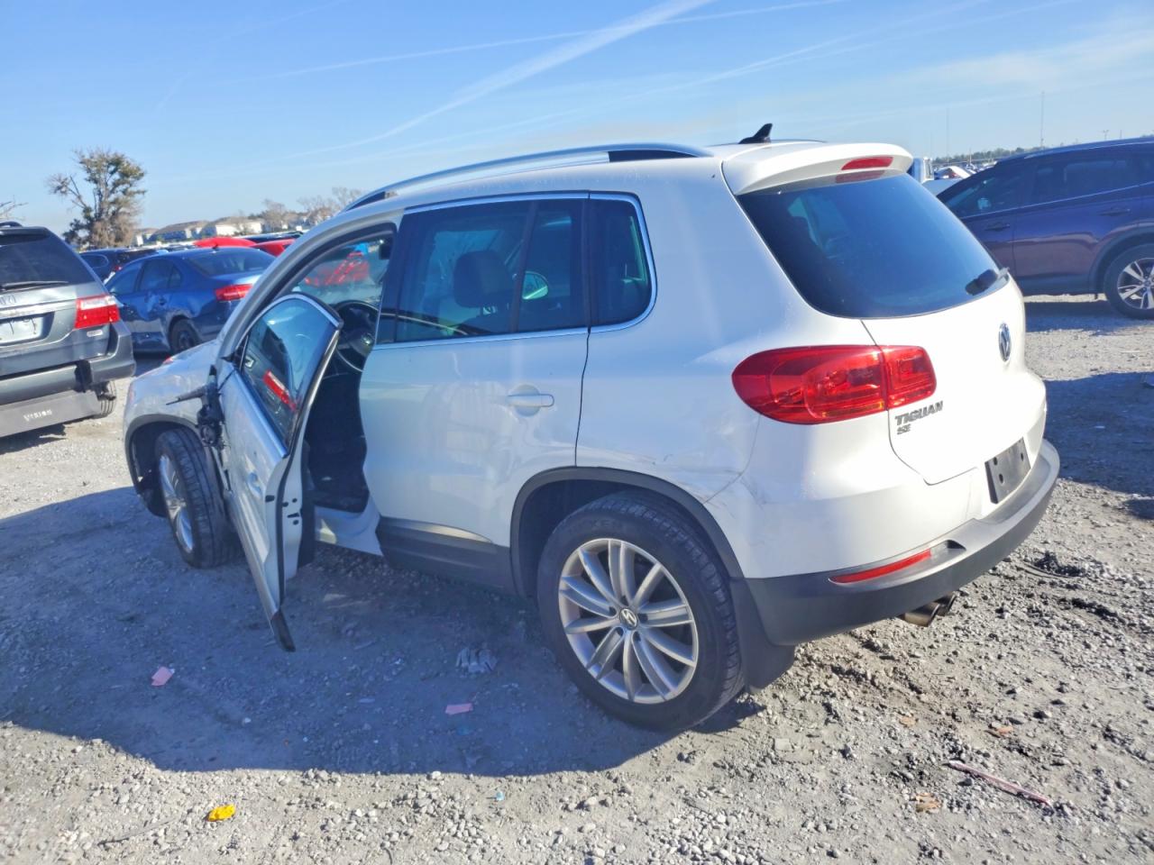 2016 VOLKSWAGEN TIGUAN S photo 2