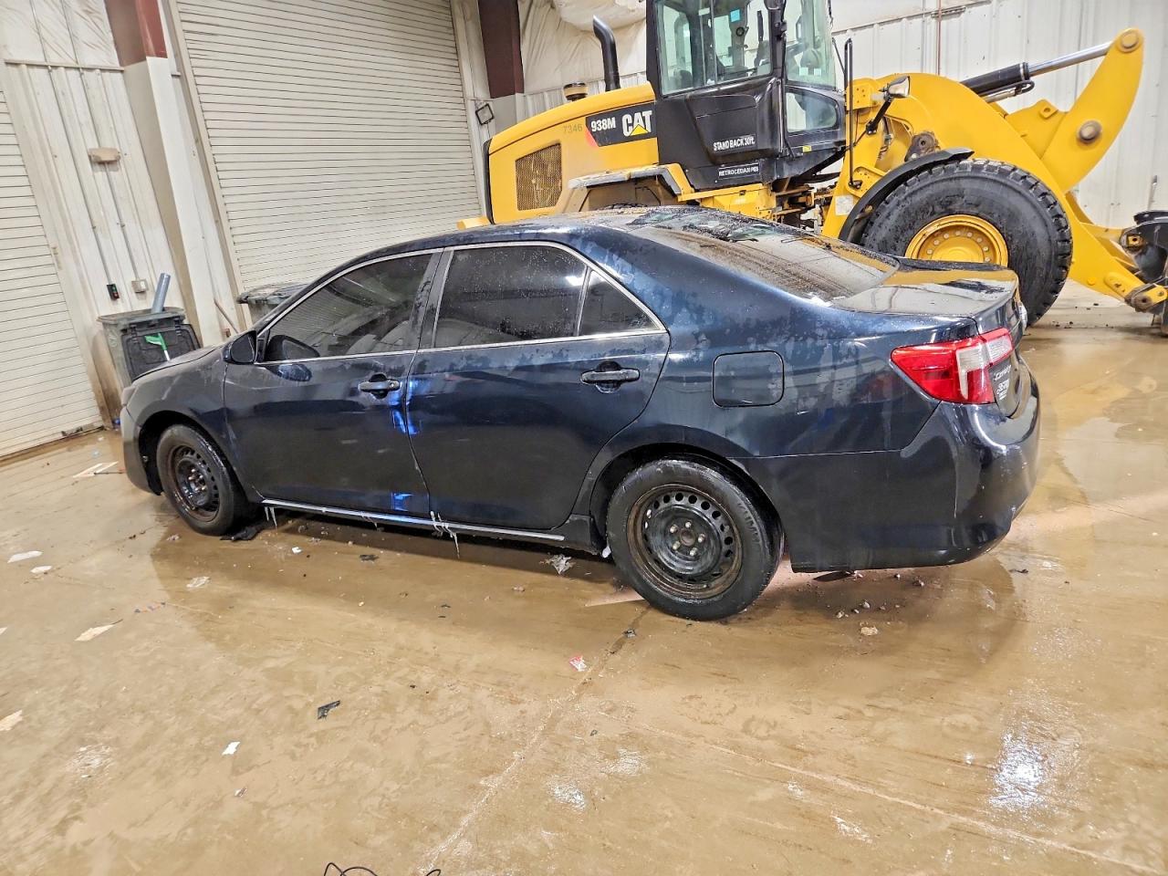 2013 TOYOTA CAMRY LE photo 2