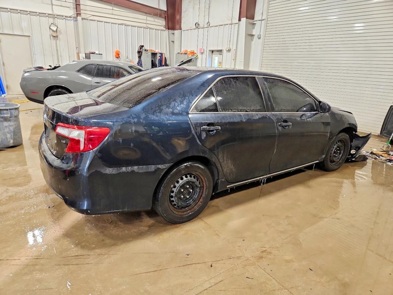 2013 TOYOTA CAMRY LE photo 3