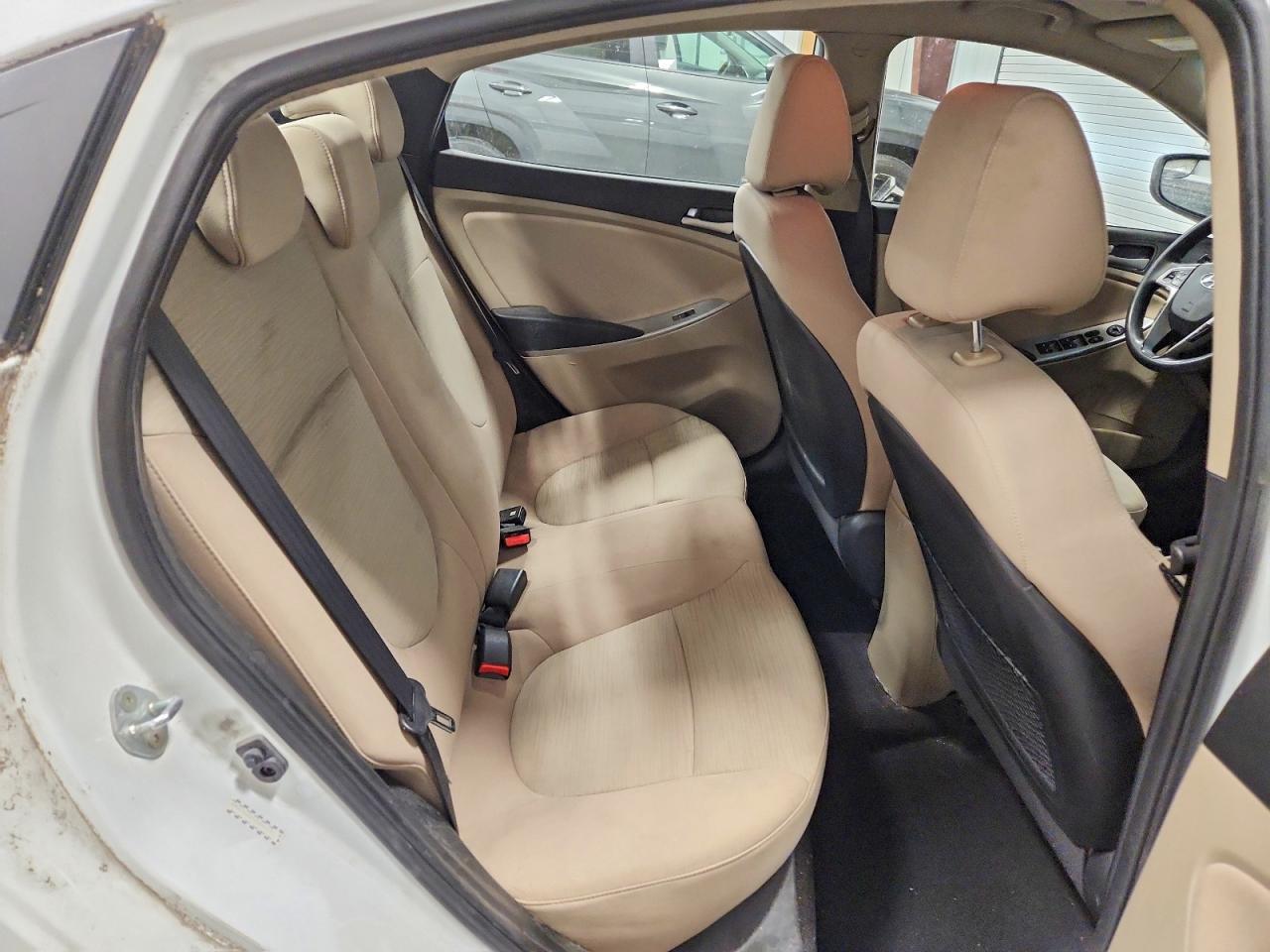 2016 HYUNDAI ACCENT SE photo 10