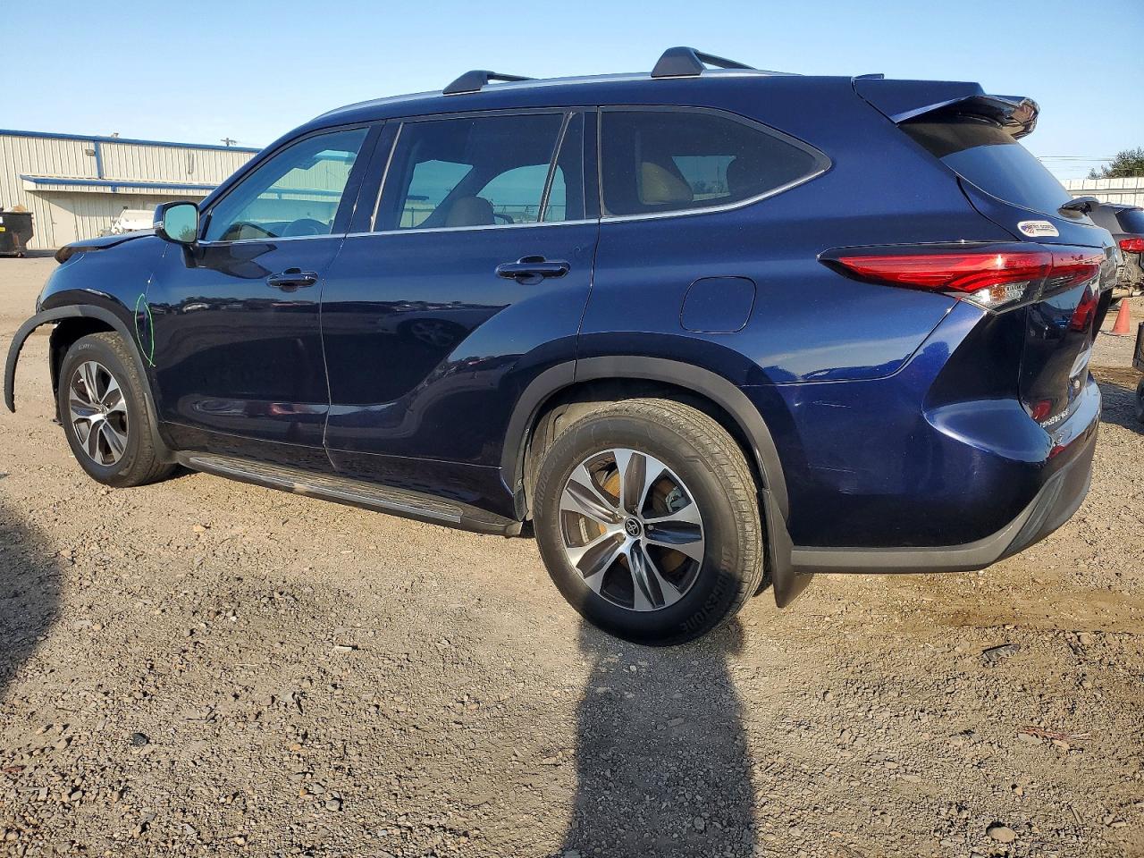 2021 TOYOTA HIGHLANDER XLE photo 2