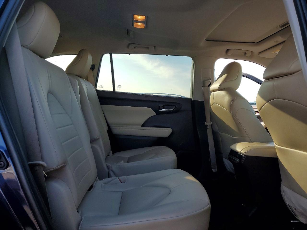 2021 TOYOTA HIGHLANDER XLE photo 10