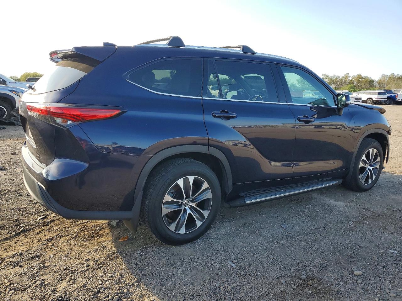 2021 TOYOTA HIGHLANDER XLE photo 3