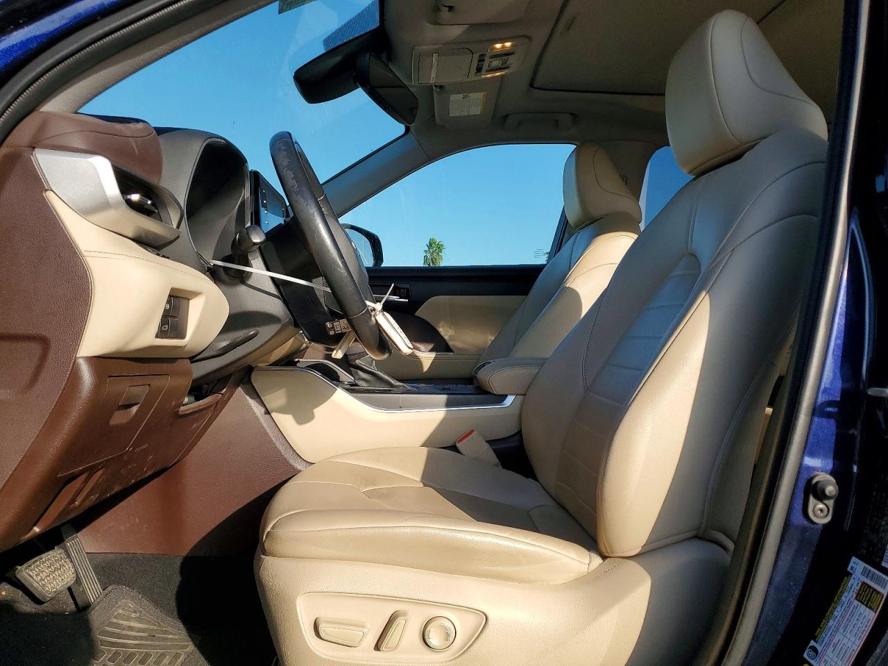 2021 TOYOTA HIGHLANDER XLE photo 7