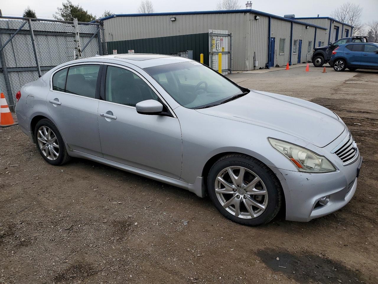 2010 INFINITI G37 photo 4