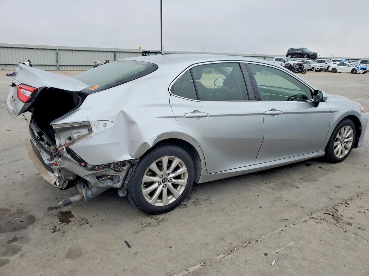 2018 TOYOTA CAMRY L photo 3