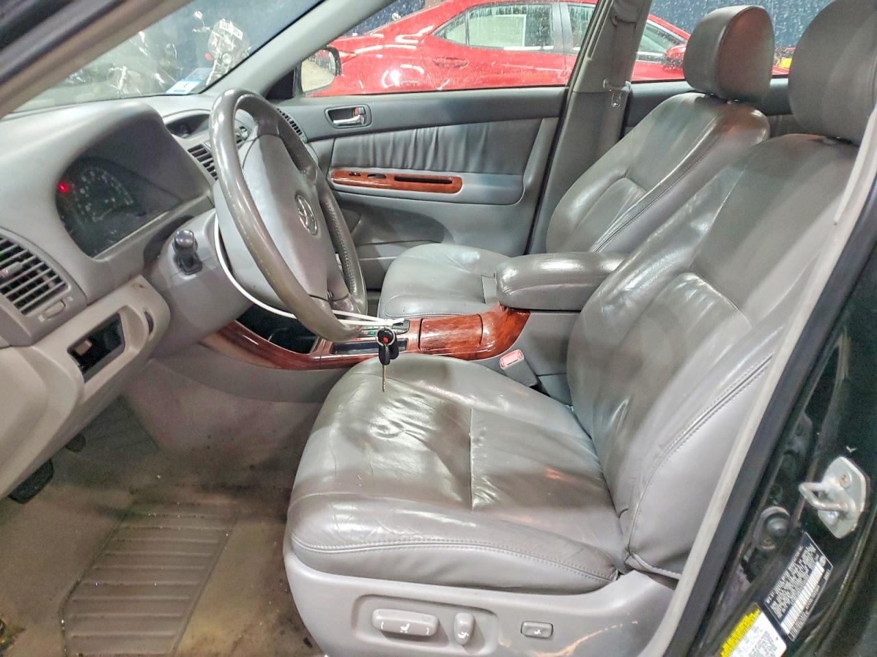 2004 TOYOTA CAMRY XLE photo 13