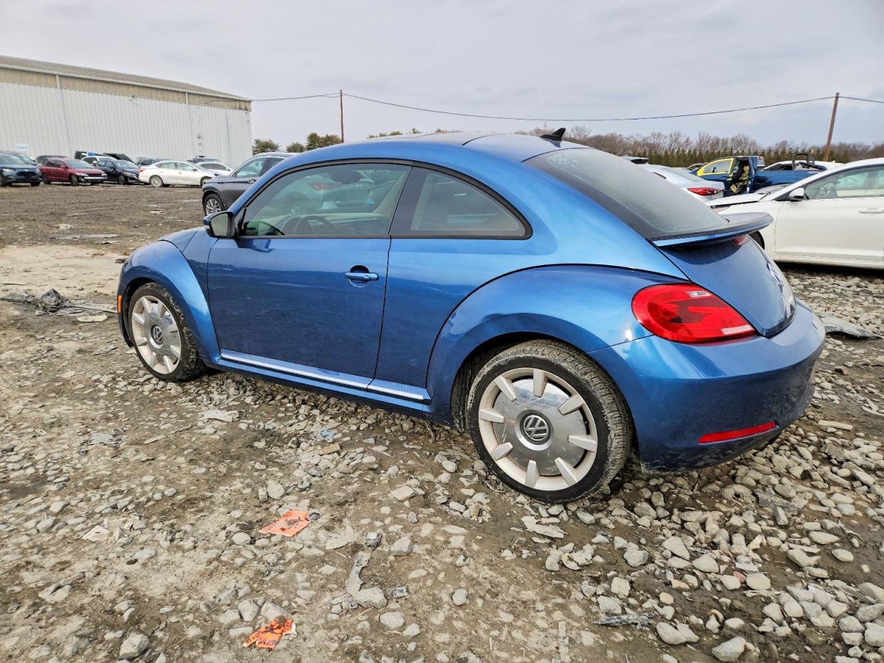 2016 VOLKSWAGEN BEETLE SE photo 2