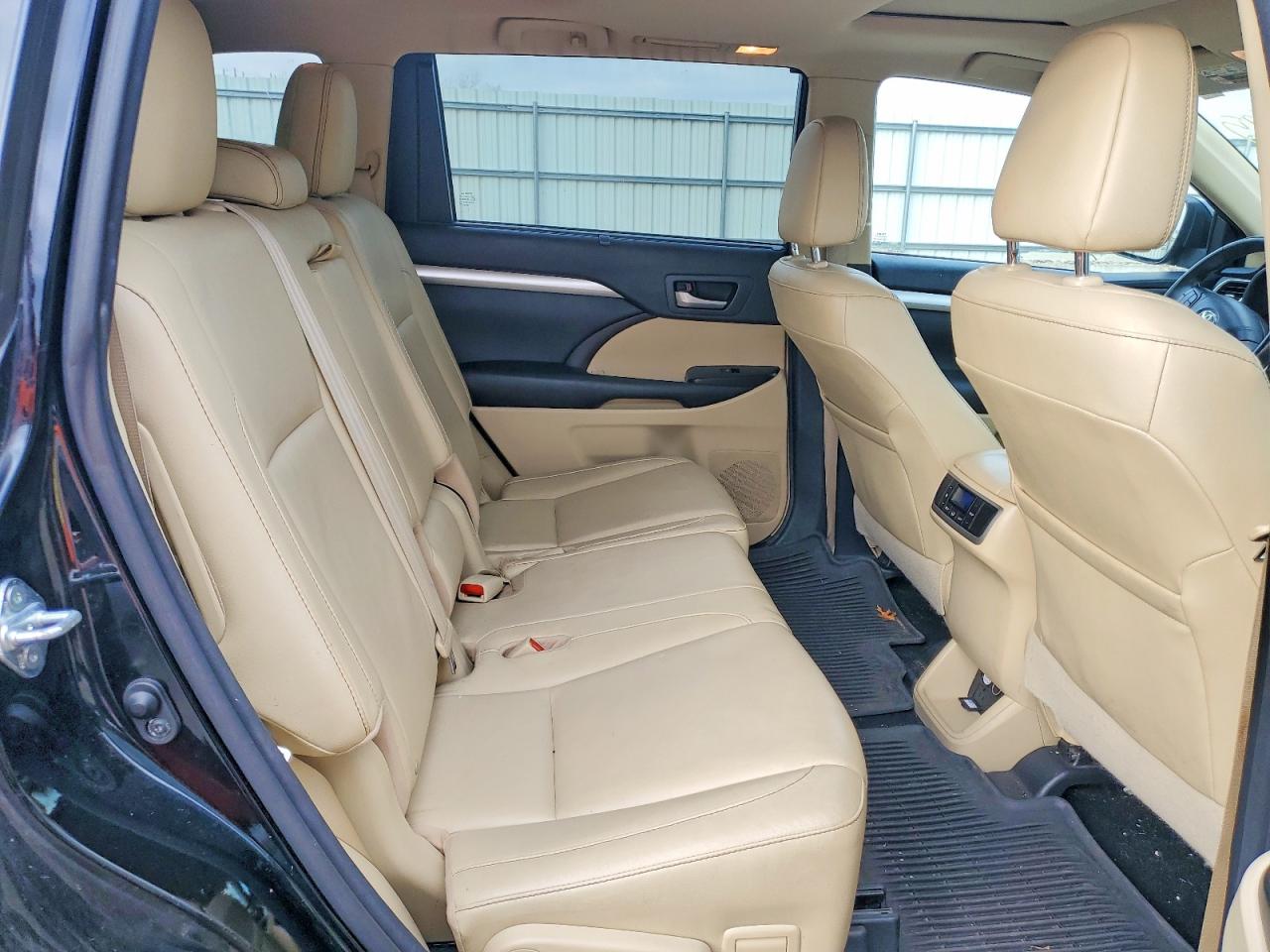 2016 TOYOTA HIGHLANDER XLE photo 10