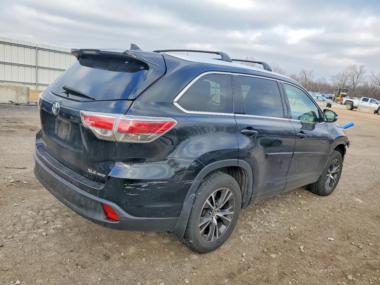 2016 TOYOTA HIGHLANDER XLE photo 3